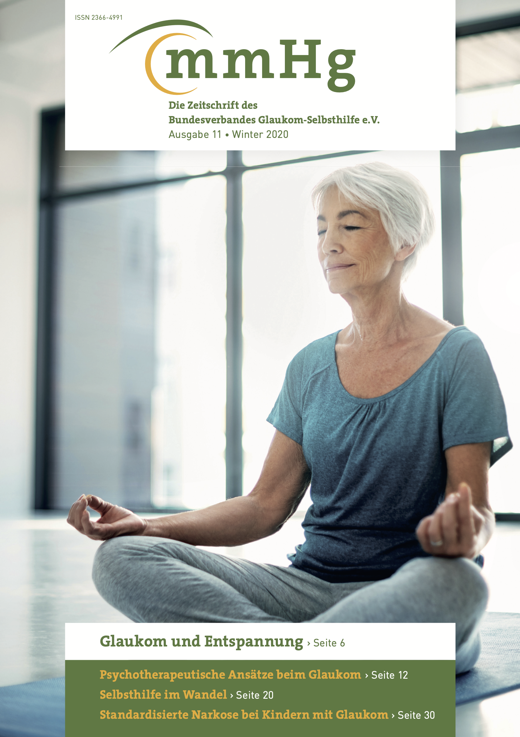 mmHg Ausgabe 11 Winter 2020: Frau mit grauen haaren auf einer Yogamatte im Schneidersitz